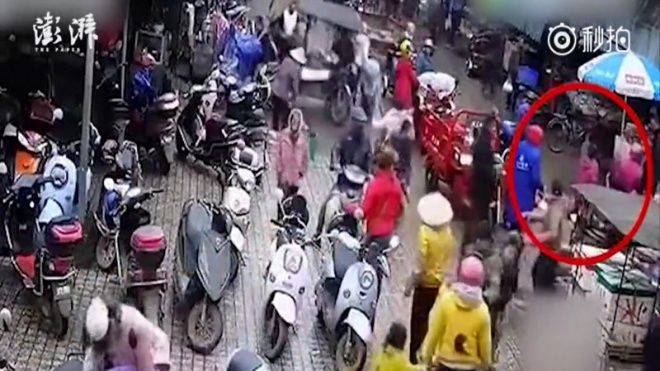 Cụ ông ngã gục giữa phố nhưng người đi đường vẫn làm ngơ: Câu chuyện đáng suy ngẫm về tình người