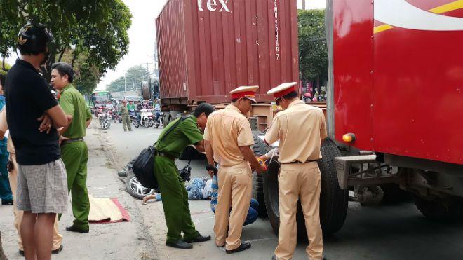 Bánh xe container cán lên người đàn ông chạy xe máy cùng chiều
