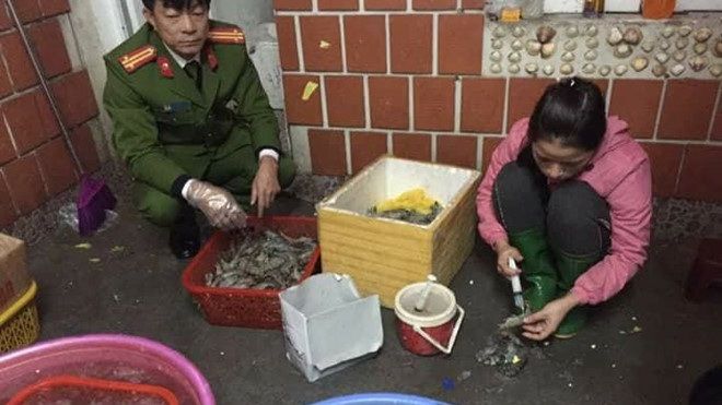 Bắt quả tang cơ sở khi đang bơm tạp chất vào từng con tôm lúc rạng sáng