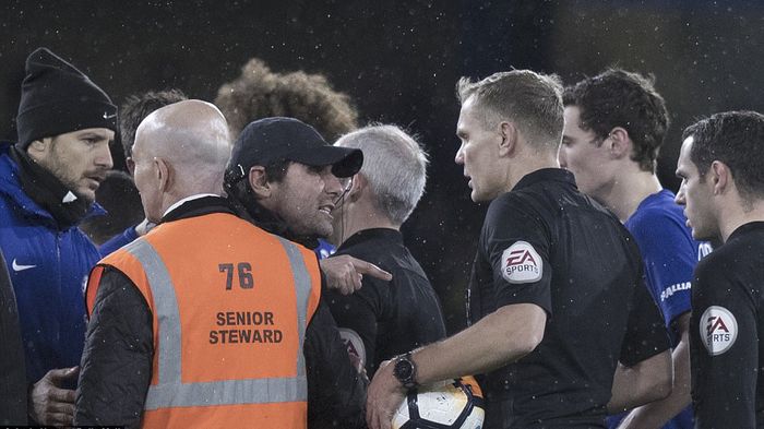 Chelsea bị đuổi 2 người vì ăn vạ lộ liễu, HLV Conte vẫn nổi đóa với trọng tài