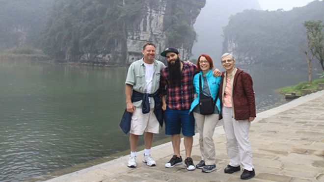 Đạo diễn phim 'Kong' đưa gia đình thăm Việt Nam