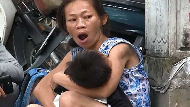 Người mẹ ẵm con ăn xin ở phố Tây dương tính với ma túy