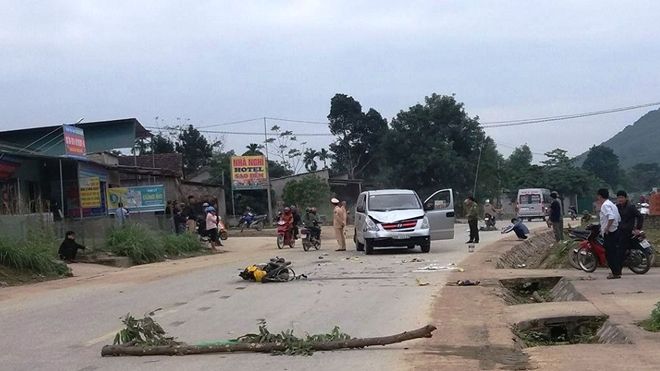 Xe máy va chạm trực diện với ô tô, 2 người thương vong