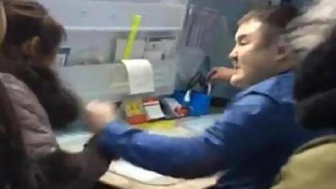 Đi khám bệnh, cô gái trẻ nhận ra bác sĩ chính là kẻ vừa hành hung mình ở hộp đêm