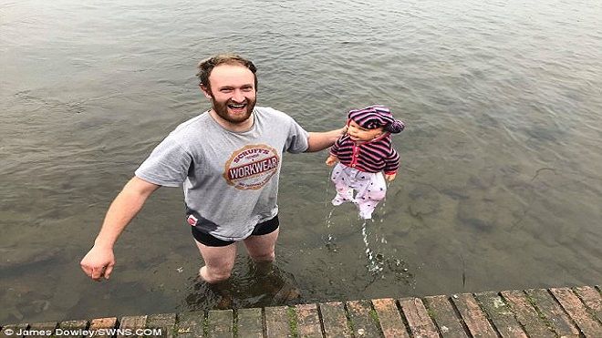 Lao xuống sông cứu người, hóa ra lại là… búp bê