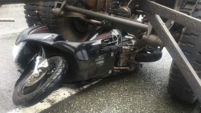 Container cuốn xe máy vào gầm kéo lê trên đường, tài xế GrabBike thoát chết trong gang tấc