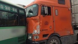 Container ‘mất lái’ tông hàng loạt ô tô, hành khách trên xe buýt hỗn loạn kêu cứu