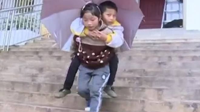 Bé gái 9 tuổi cõng anh trai tật nguyền đến trường mỗi ngày: Câu chuyện lay động hàng triệu trái tim