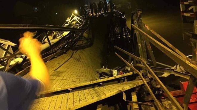 Sập cầu Long Kiển ở Sài Gòn, nhiều người và phương tiện rớt xuống sông