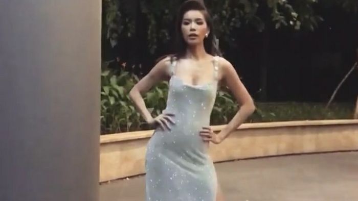 Minh Tú diện đầm hai dây gợi cảm, hồn nhiên catwalk trên đường phố