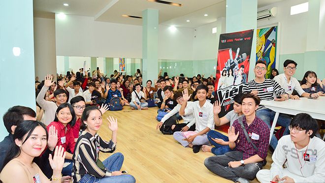 Các thí sinh đồng ca hit 'Đâu chỉ riêng em' của Mỹ Tâm trong phòng chờ The Voice 2018