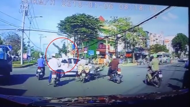 Clip: Phóng như bay, đâm trực diện vào ô tô đi ngược chiều, người điều khiển xe máy bị hất văng lên trời