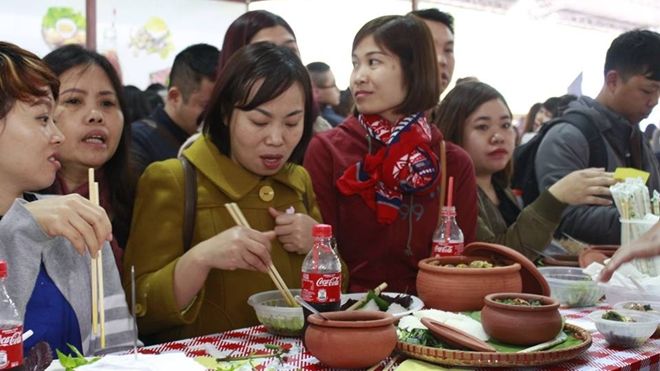 Vừa đứng vừa ăn vì không còn chỗ ngồi, người Hà Nội vẫn tỏ ra hào hứng với lễ hội ẩm thực đường phố