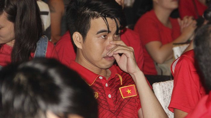 CĐV Việt bật khóc như mưa khi chứng kiến Công Phượng ghi bàn 'đốt lưới' U23 Iraq