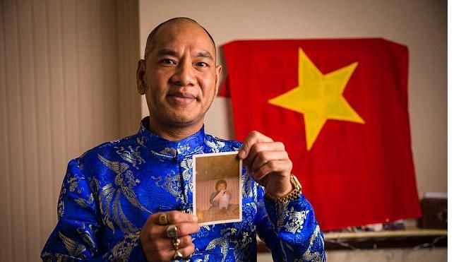 Cuộc gặp 'ngỡ trong mơ' của người đàn ông Việt ở Anh đoàn tụ mẹ ruột sau 43 năm thất lạc
