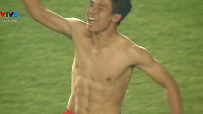 Sau trận đấu kinh điển, các cô gái phát sốt với '2 anh Dũng đẹp trai' của U23 Việt Nam