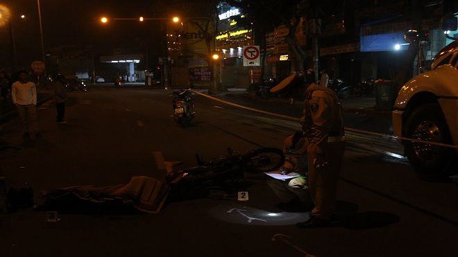 Xe máy va chạm với ô tô tải, nam thanh niên tử vong thương tâm