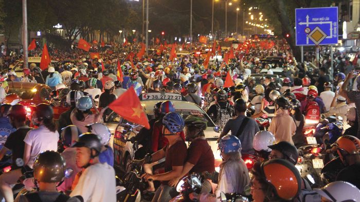 Sài Gòn trong cơn 'bão' xuyên đêm của người hâm mộ đổ xô mừng chiến tích lịch sử