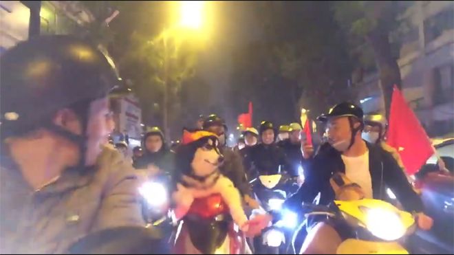 Hình ảnh ngộ nghĩnh về CĐV đặc biệt đi 'bão đêm' sau chiến thắng vang dội của U23 VN