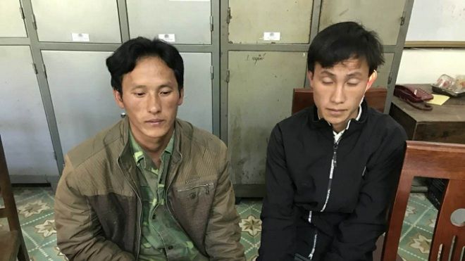 Ba bố con dùng hung khí tấn công cảnh sát để giải cứu mẹ