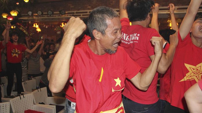 Cận cảnh fan ăn mừng sướng như 'phát điên' khi U23 Việt Nam thắng loạt 'đấu súng'