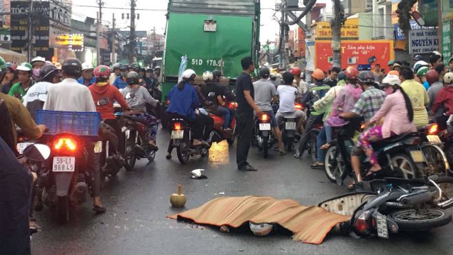 Nam thanh niên tử vong dưới bánh xe chở rác, giao thông ùn ứ kéo dài