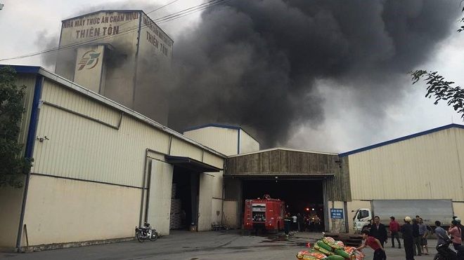 Cháy lớn kinh hoàng, khói bốc cao hàng chục mét tại Hải Dương