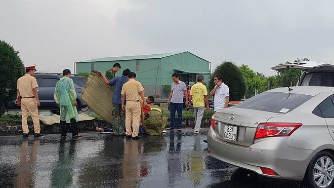 Mất lái đâm dải phân cách, cô gái trẻ tử vong