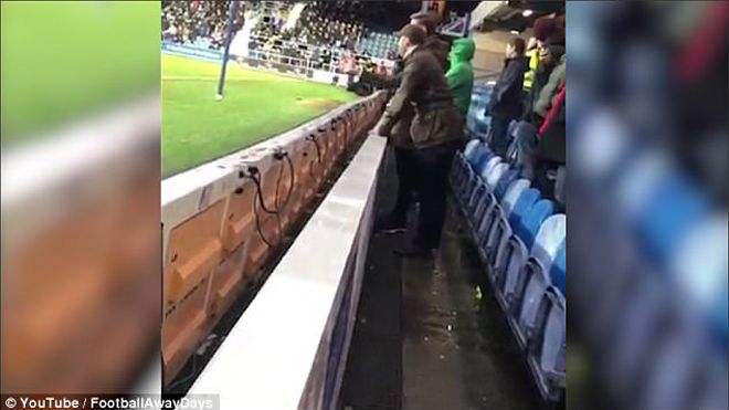 Đi tiểu vào chai nước của thủ môn, cổ động viên bóng đá phải trả giá đắt