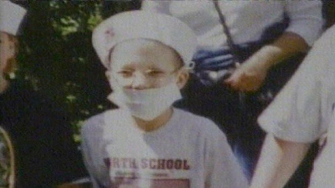 Mẹ nhẫn tâm bắt con gái cạo đầu, giả ung thư giai đoạn cuối từ năm 7 tuổi để kiếm tiền