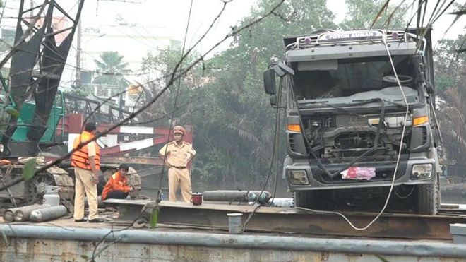 Trục vớt xe tải làm sập cầu Long Kiển