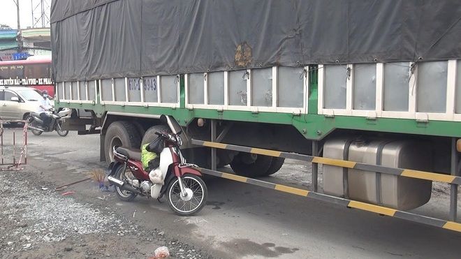 Nâng bánh ô tô tải đưa thi thể cụ bà gần 89 tuổi ra khỏi gầm xe