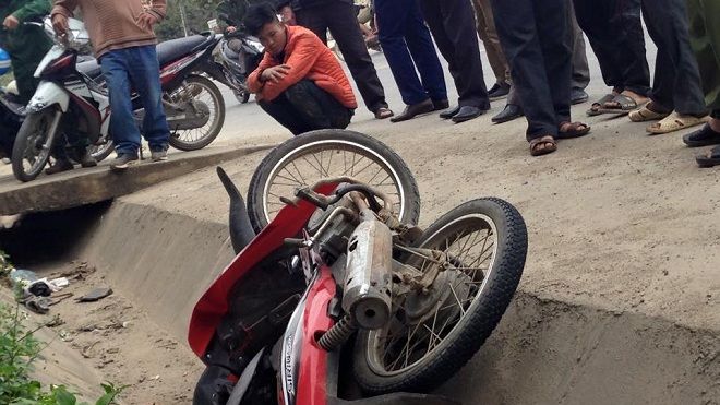 Hàng chục người dân truy bắt nam thanh niên trộm xe