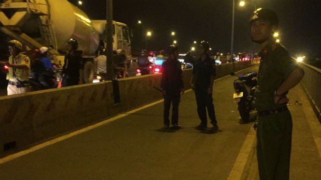 Ngỡ ngàng chứng kiến cảnh 2 cô gái thất thần đứng trên thành cầu rồi gieo mình xuống sông