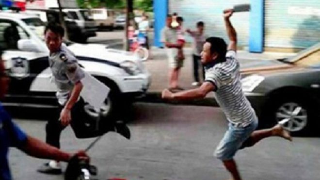 Một thợ sơn bị chém tử vong khi đang ngồi uống nước