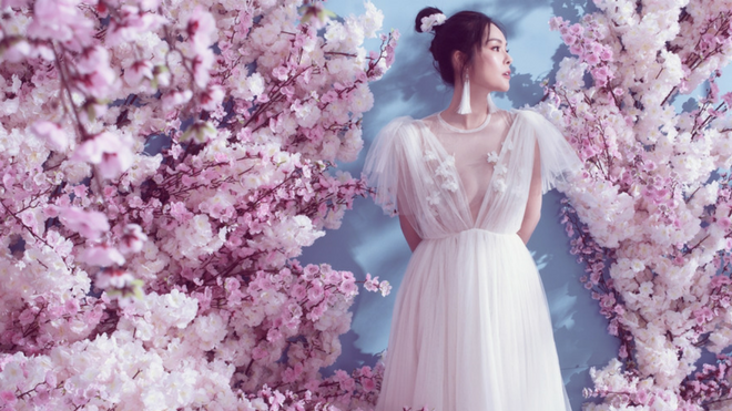 Dương Cẩm Lynh tái xuất với đầm xuyên thấu khoe ngực đầy, eo thon sau thời gian 'ở ẩn'