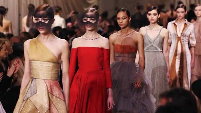 Người mẫu đeo mặt nạ người dơi catwalk ở show Dior Haute Couture xuân hè 2018