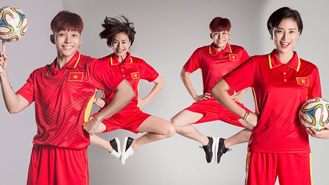 'Chị em họ Đậu' Ngô Thanh Vân và Jun Phạm 'úm ba la' thành cầu thủ: 'Tiến lên, Việt Nam ơi'