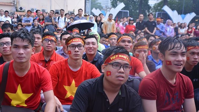 Hàng nghìn người hâm mộ đội mưa vẫn cổ vũ cho U23 Việt Nam