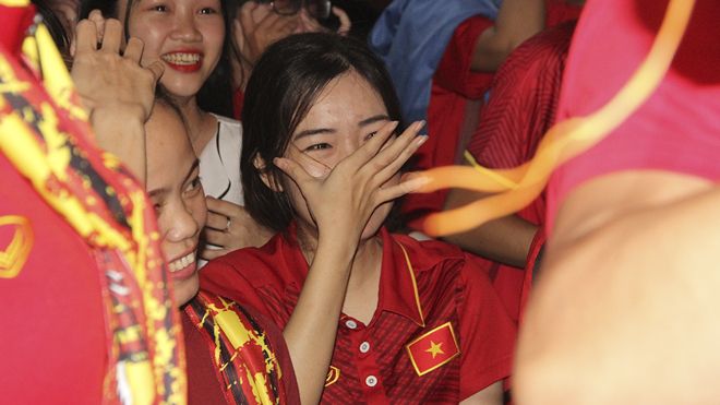 Fan nữ xinh khóc như mưa, hôn nhau đắm đuối vì chiến thắng thần kỳ của U23 Việt Nam