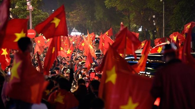 U23 Việt Nam vào chung kết: Mặc kệ tắc đường, cờ đỏ vẫn tung bay trên mọi nẻo đường thành phố
