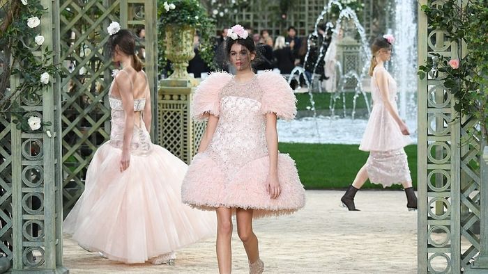 Con gái 16 tuổi của Cindy Crawford xuất hiện ấn tượng ở Tuần lễ Thời trang Haute Couture