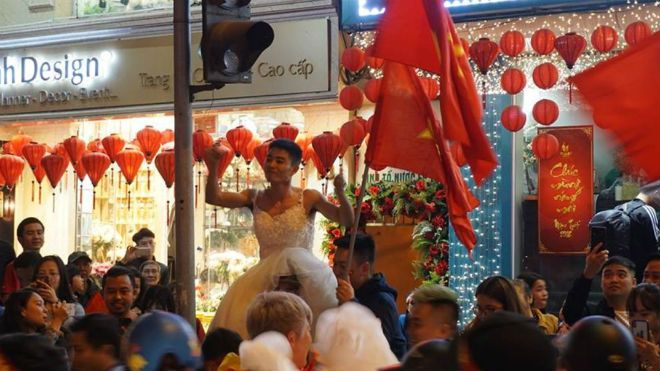 Trai đẹp mặc váy cưới, 'quẩy' tung phố đi bộ, mừng chiến thắng lịch sử của U23 Việt Nam