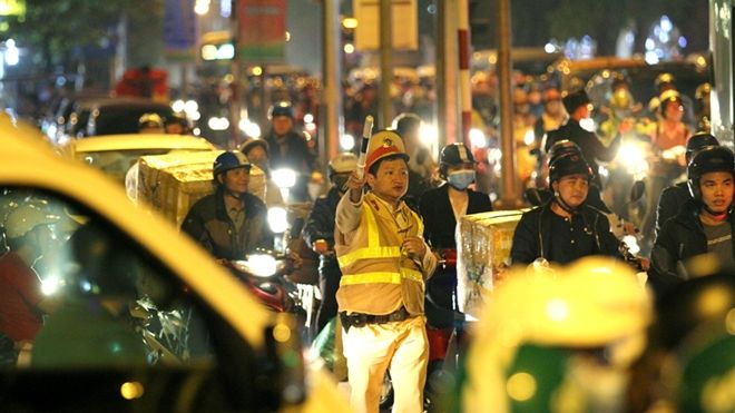 Phía sau những đêm ăn mừng bóng đá trong yên bình, hạnh phúc là giây phút làm việc hết mình của các chiến sĩ CSGT