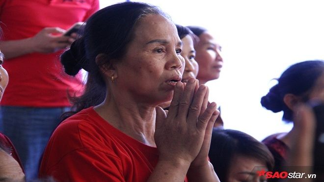 Bố mẹ trung vệ Bùi Tiến Dũng ôm nhau nhảy múa như trẻ con sau chiến thắng của U23 Việt Nam