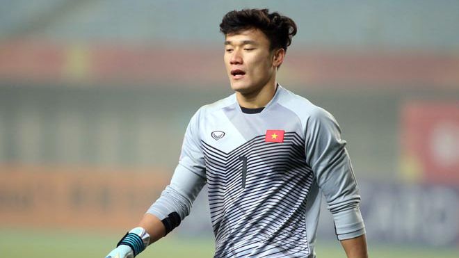 Bùi Tiến Dũng đẹp trai nhất khi đứng ở cầu môn và bắt bóng!