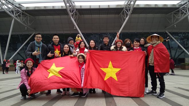 Cảm xúc vỡ òa của du học sinh TQ tại SVĐ Thường Châu: Đi 1000 km để ủng hộ các cầu thủ, vui phát khóc trước chiến thắng của U23 Việt Nam