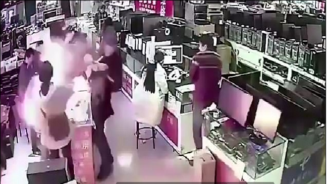 Kiểm tra pin iPhone bằng cách… cắn thử, người đàn ông nhận cái kết đắng