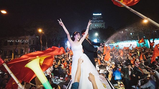 U23 Việt Nam thắng, cô dâu chú rể 'ào' ra đường chụp hẳn ảnh cưới luôn!