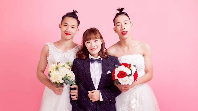 Bộ ảnh 3 chị em hoán đổi trang phục cô dâu chú rể cho nhau gây sốt mạng xã hội